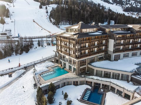 Property building, Natural landscape, Winter, Ski School, Skiing, Area and facilities, Swimming pool