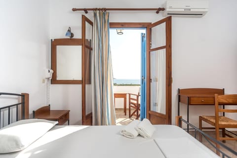 Bed, View (from property/room), Balcony/Terrace, Photo of the whole room, Bedroom, Sea view, towels, air conditioner