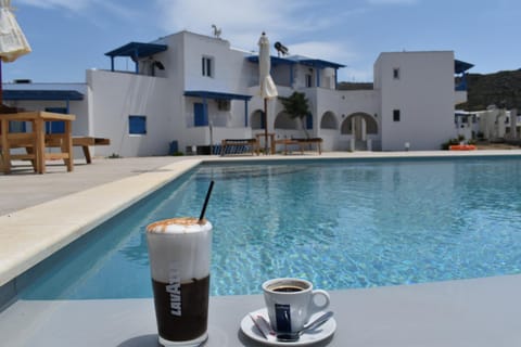 Property building, Patio, Day, Coffee/tea facilities, Pool view, Swimming pool, sunbed