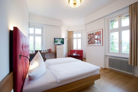 Bed, TV and multimedia, Photo of the whole room, Bedroom