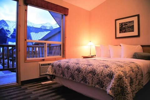 MountainView -PrivateChalet Sleep7- 5min to DT Vacation Home Casa in Canmore