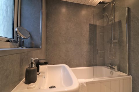 Signature - Carrick View Apartment in Cumbernauld