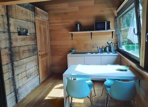 Property building, Kitchen or kitchenette, Dining area, Breakfast, minibar