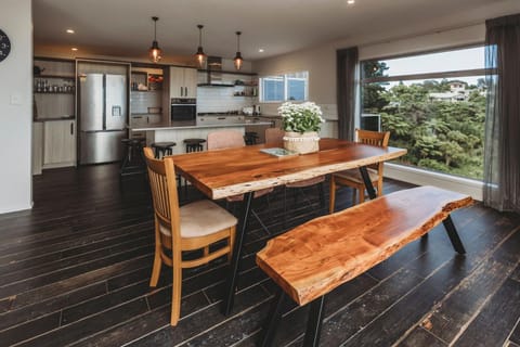 Seaviews On Shearer Oakura House in Taranaki, New Zealand