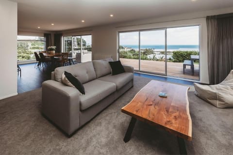 Seaviews On Shearer Oakura House in Taranaki, New Zealand