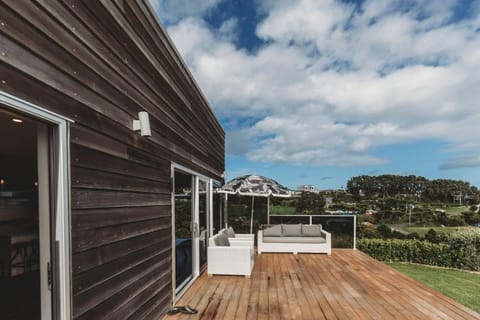 Seaviews On Shearer Oakura House in Taranaki, New Zealand