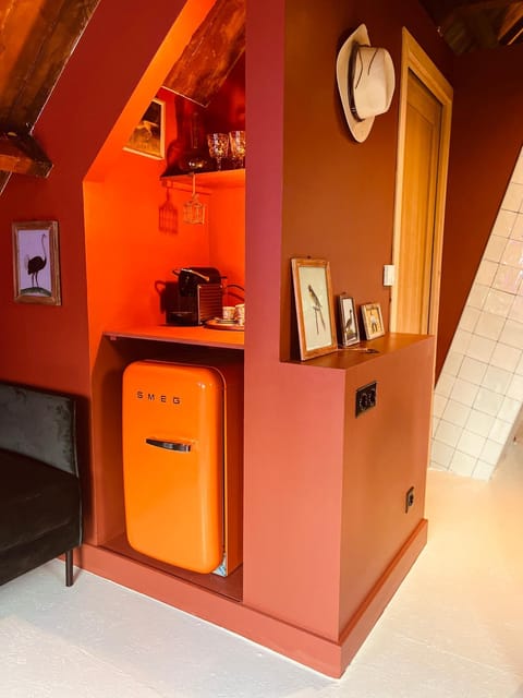 Coffee/tea facilities, oven