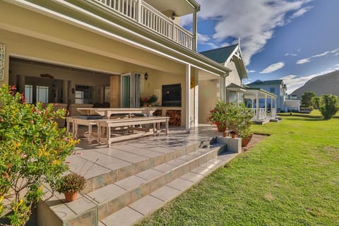 Natural landscape, Garden, View (from property/room), Balcony/Terrace, Dining area, Mountain view