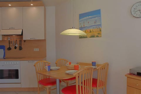 Photo of the whole room, Dining area