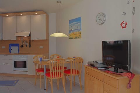 TV and multimedia, Kitchen or kitchenette, Photo of the whole room, Dining area
