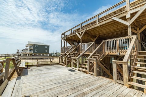 Unobstructed Oceanfront SEA TURTLE Unit 2 Beach Pad! Maison in Surfside Beach