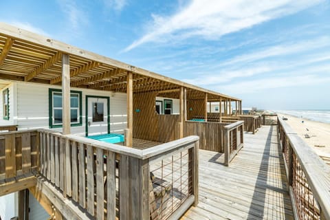 Unobstructed Oceanfront SPECKLED TROUT Unit 5 Beach Pad! Maison in Surfside Beach