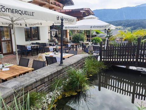 Patio, Restaurant/places to eat, Balcony/Terrace, Lake view