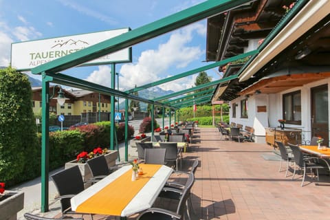 Restaurant/places to eat, Balcony/Terrace, Banquet/Function facilities