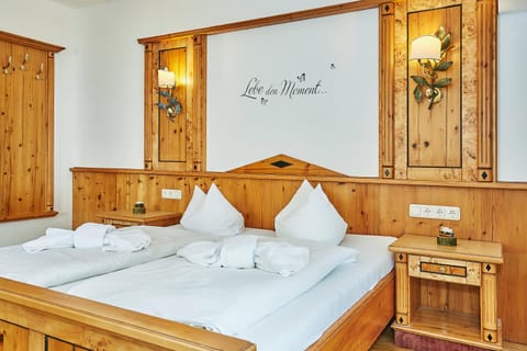 Staff, Bed, Photo of the whole room, Bedroom