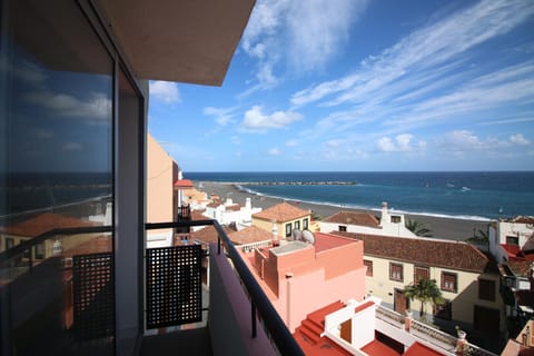 View (from property/room), Balcony/Terrace, City view, Sea view