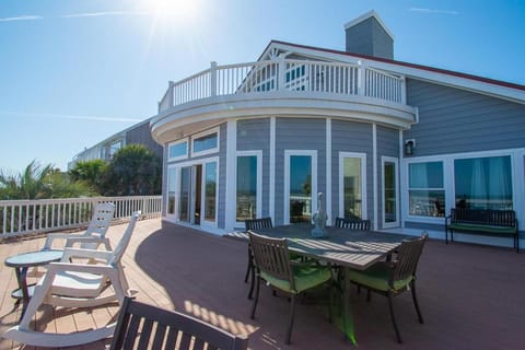 Property building, Day, Balcony/Terrace