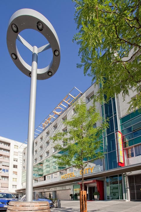 Facade/entrance, View (from property/room)