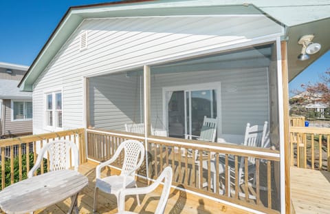 Oak Island Beach - A charming cottage with a view you won't get tired of! The Barden Cottage House in Oak Island