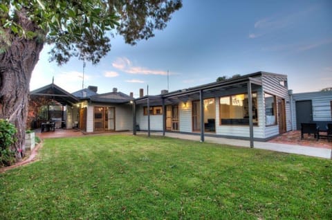 5 Connelly - Echuca Holiday Homes House in Echuca