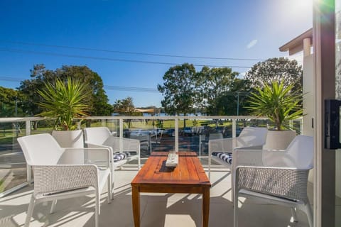 View (from property/room), Balcony/Terrace, River view