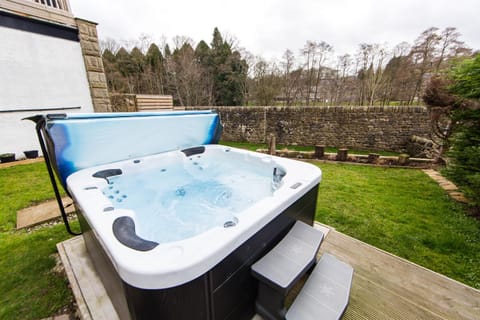 Natural landscape, Garden, Hot Tub, Garden view
