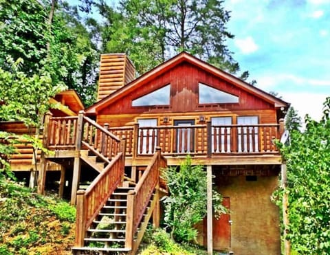 Secluded Cabin Near Smoky Mountains. Hot Tub! Honeymoon! Cabin in Sevierville