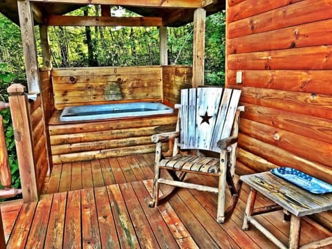 Secluded Cabin Near Smoky Mountains. Hot Tub! Honeymoon! Cabin in Sevierville