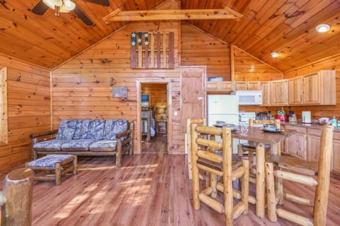 Secluded Cabin Near Smoky Mountains. Hot Tub! Honeymoon! Haus in Sevierville