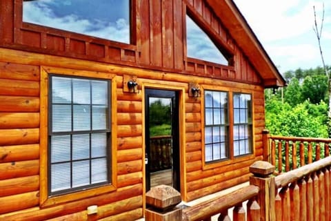 Secluded Cabin Near Smoky Mountains. Hot Tub! Honeymoon! Haus in Sevierville