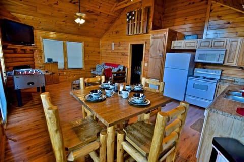 Secluded Cabin Near Smoky Mountains. Hot Tub! Honeymoon! Casa in Sevierville