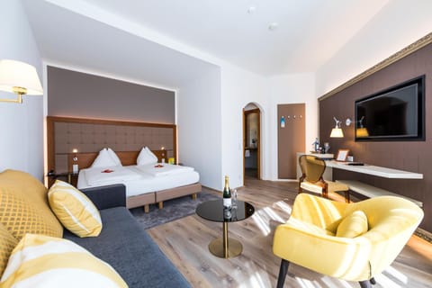Bed, TV and multimedia, Living room, Photo of the whole room, Seating area, Bedroom