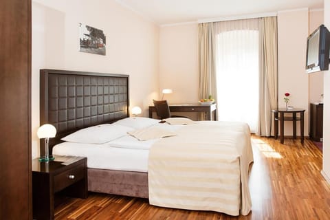 TV and multimedia, Photo of the whole room, Seating area, Bedroom