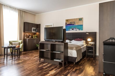 TV and multimedia, Kitchen or kitchenette, Photo of the whole room, Seating area, Bedroom