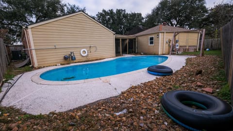Pool House, 20 Minutes from DT 4BDR for 10 Guests - Winkleman House in Mission Bend