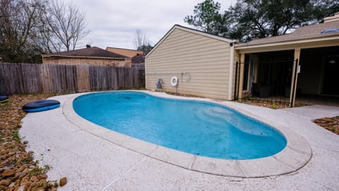 Pool House, 20 Minutes from DT 4BDR for 10 Guests - Winkleman Casa in Mission Bend