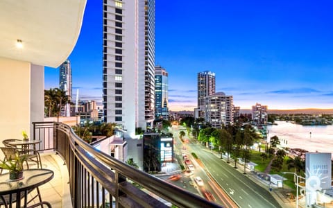 2 Bedroom 1 Bathroom Apartment - Centre of Surfers Paradise, Chevron Renaissance Condo in Surfers Paradise