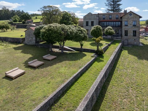 Property building, Natural landscape, Summer, Garden, Area and facilities, sunbed