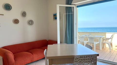 RS321 - Marcelli, trilocale fronte mare con spiaggia inclusa Apartment in Marcelli