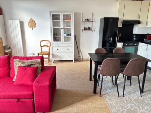 Kitchen or kitchenette, Living room, Seating area, pet friendly