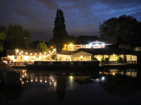 The WatersEdge, Canal Cottages Posada in Uxbridge
