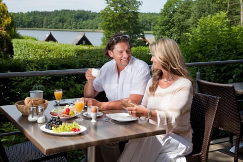 Restaurant/places to eat, Balcony/Terrace, Garden view, Lake view, Breakfast