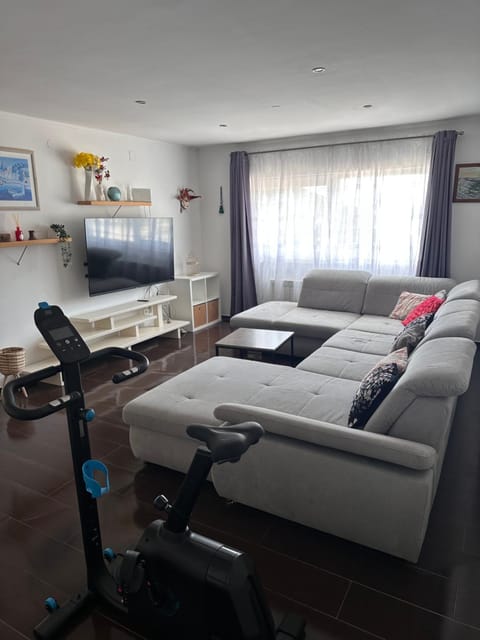 Communal lounge/ TV room, TV and multimedia, Living room, Bedroom