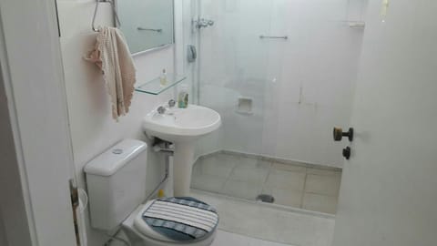 Shower, Toilet, Bathroom, bidet, towels