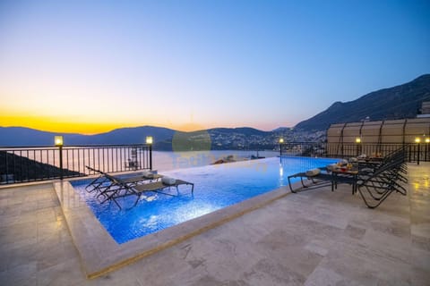 Ketchy Villa , Sleeps 14 , Heated Infinity pool , Wifi , Sunset in Kalkan Chalet in Kalkan Belediyesi