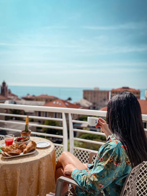 Day, People, Natural landscape, View (from property/room), Balcony/Terrace, Living room, Food and drinks, Seating area, Dining area, Food, Guests, Sea view, Drinks, Alcoholic drinks, group of guests