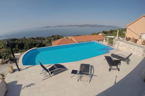 Patio, Swimming pool, sunbed