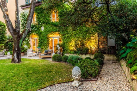 LA CASINA Luxury Apartment inside the Walls of Lucca with Garden, airconditioning, Wifi Apartment in Capannori