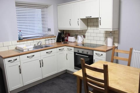 Kitchen or kitchenette, Dining area, minibar, pet friendly, stove, toaster