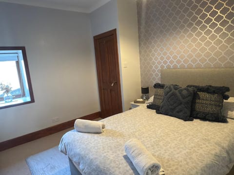 Bed, Bedroom, towels